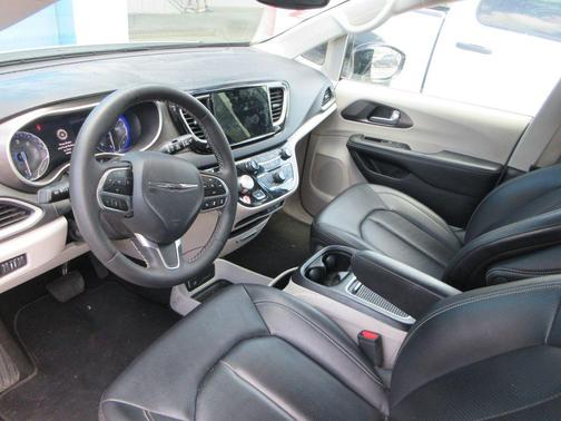 Silver Mist Clearcoat 2024 Chrysler Pacifica Touring-L