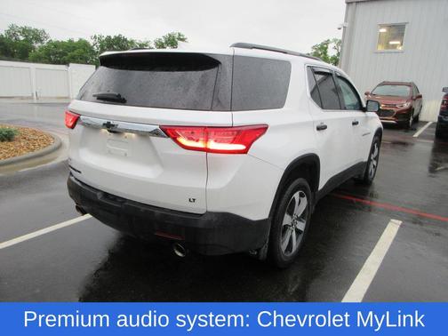 Iridescent Pearl Tricoat 2020 Chevrolet Traverse LT Leather