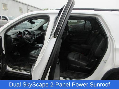 Iridescent Pearl Tricoat 2020 Chevrolet Traverse LT Leather