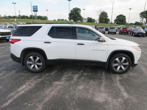 Iridescent Pearl Tricoat 2020 Chevrolet Traverse LT Leather