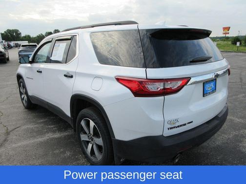 Iridescent Pearl Tricoat 2020 Chevrolet Traverse LT Leather