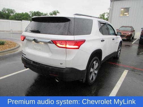 Iridescent Pearl Tricoat 2020 Chevrolet Traverse LT Leather