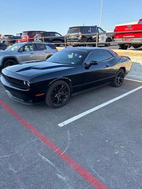 Pitch Black Clearcoat 2017 Dodge Challenger SXT