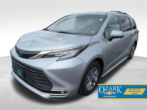 Celestial Silver Metallic 2021 Toyota Sienna XLE