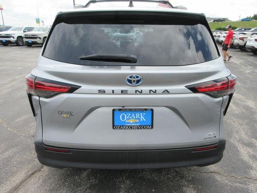 Celestial Silver Metallic 2021 Toyota Sienna XLE