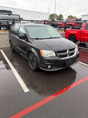 Brilliant Black Crystal Pearlcoat 2019 Dodge Grand Caravan GT