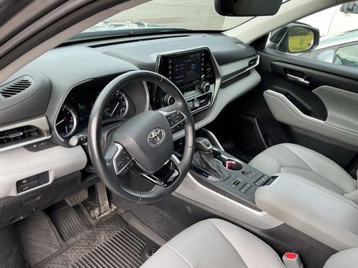 Magnetic Gray Metallic 2021 Toyota Highlander XLE
