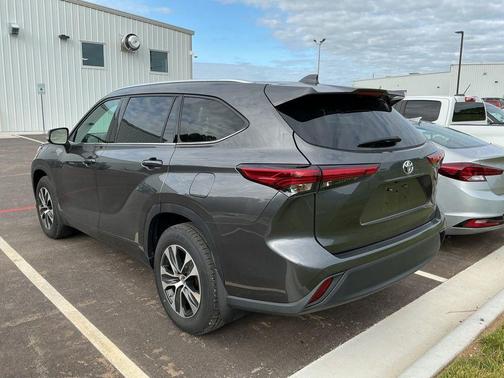 Magnetic Gray Metallic 2021 Toyota Highlander XLE