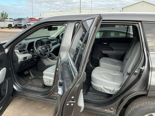 Magnetic Gray Metallic 2021 Toyota Highlander XLE