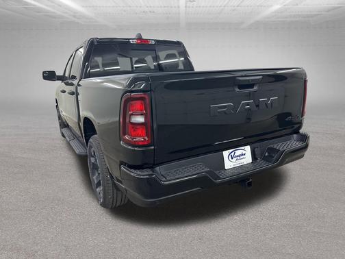 Diamond Black Crystal Pearlcoat 2026 RAM 1500 Express