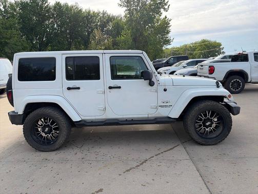 Bright White Clearcoat 2017 Jeep Wrangler Unlimited Sahara