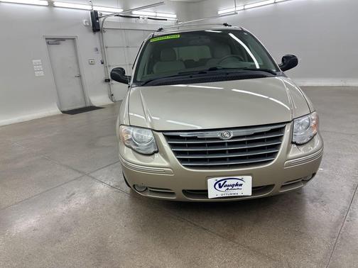 2005 Chrysler Town & Country Limited