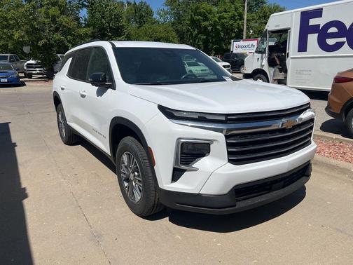 Summit White 2026 Chevrolet Traverse LT