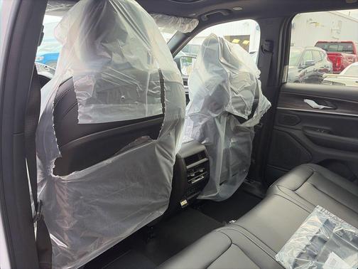 Bright White Clearcoat 2026 Jeep Grand Cherokee Limited