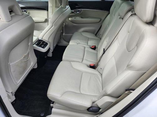 2018 Volvo XC90 T6 Momentum