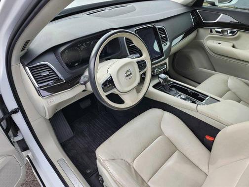 2018 Volvo XC90 T6 Momentum