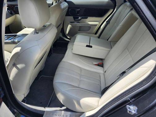 2013 Jaguar XJ Base