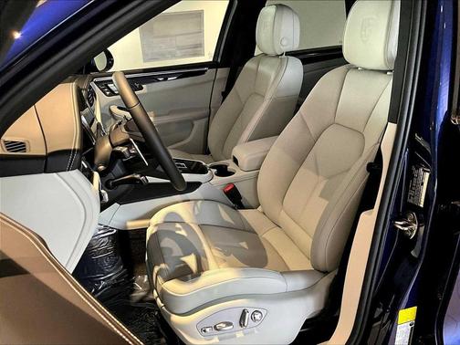 Gentian Blue Metallic 2026 Porsche Macan Macan