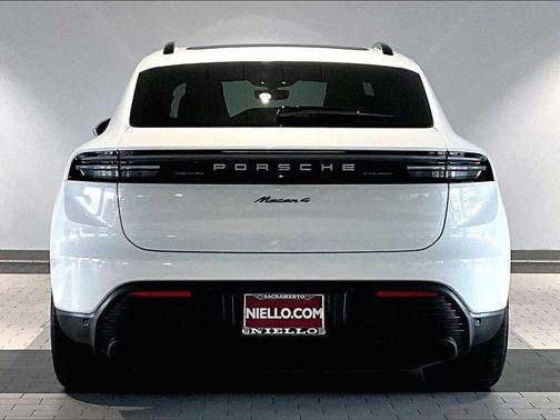 2025 Porsche Macan 4