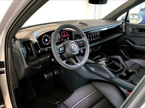 2025 Porsche Cayenne GTS