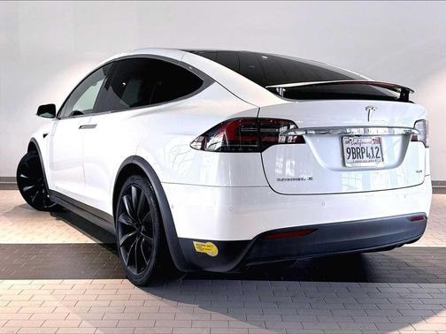 Pearl White Multi-Coat 2018 Tesla Model X 75D