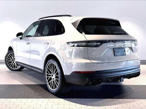 Chalk 2023 Porsche Cayenne Platinum Edition