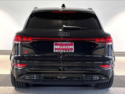 MYTHOS BLACK 2025 Audi SQ6 e-tron Prestige quattro