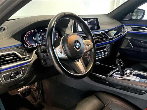 2022 BMW 740 i
