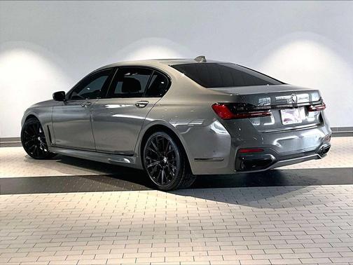 2022 BMW 740 i