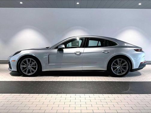 2026 Porsche Panamera 4
