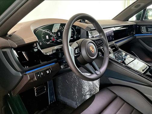 Oak Green Metallic Neo 2026 Porsche Panamera 4
