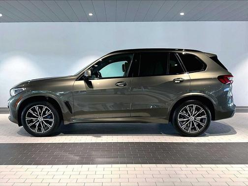 Manhattan Green Metallic 2022 BMW X5 M50i