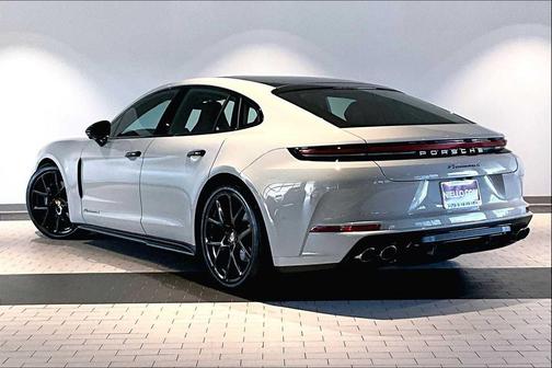 2025 Porsche Panamera 4