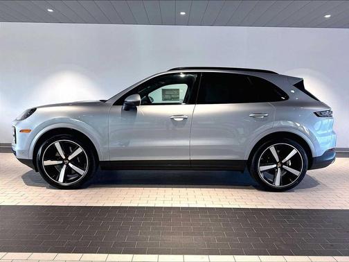 DOLOMITE SILVER 2026 Porsche Cayenne Cayenne