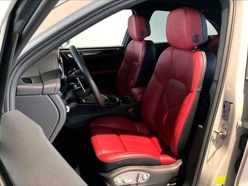 2025 Porsche Macan AWD