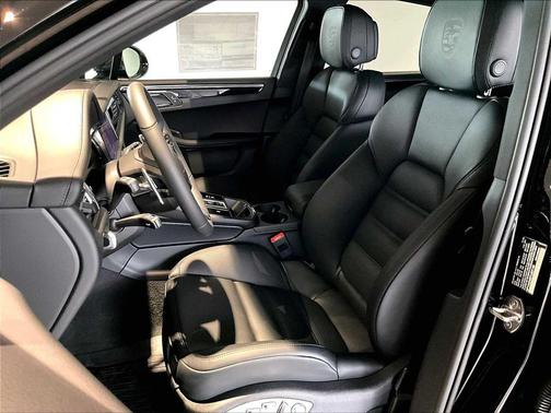 BLACK 2026 Porsche Macan Macan
