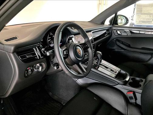 BLACK 2026 Porsche Macan Macan