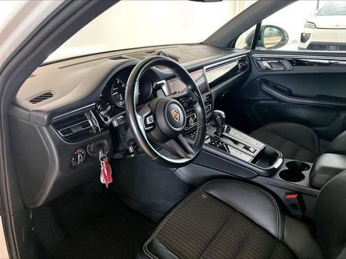 2023 Porsche Macan T
