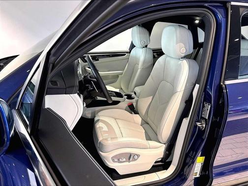 Gentian Blue Metallic 2026 Porsche Macan Macan