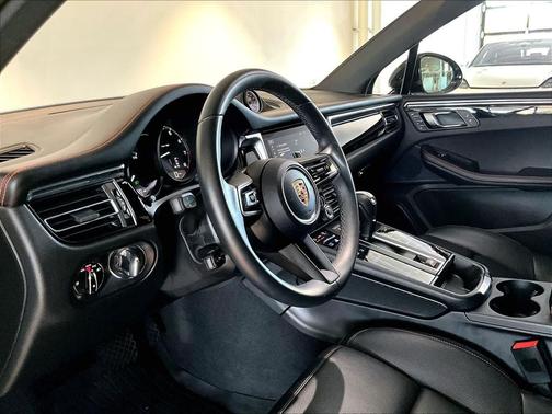 2025 Porsche Macan AWD