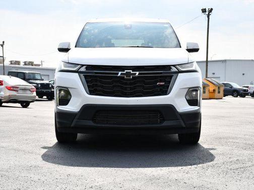 Iridescent Pearl Tricoat 2023 Chevrolet Traverse RS