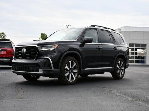 Crystal Black Pearl 2024 Honda Pilot Touring 8-Passenger