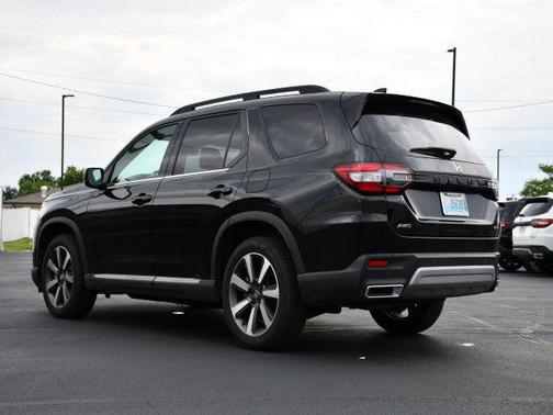 Crystal Black Pearl 2024 Honda Pilot Touring 8-Passenger