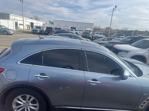 2017 INFINITI QX70 Base