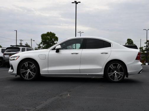 Crystal White Metallic 2021 Volvo S60 Recharge Plug-In Hybrid T8 Inscription