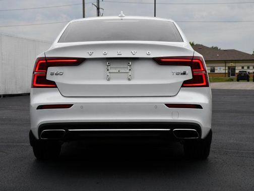 Crystal White Metallic 2021 Volvo S60 Recharge Plug-In Hybrid T8 Inscription
