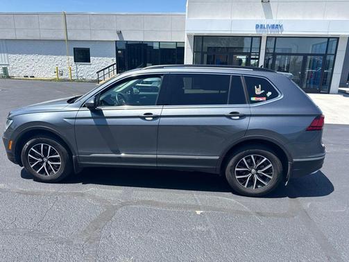 Platinum Gray Metallic 2021 Volkswagen Tiguan 2.0T SE