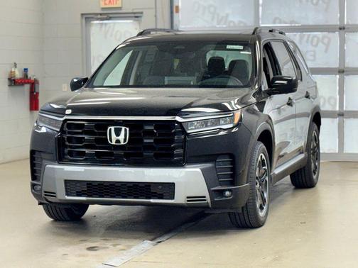 Crystal Black Pearl 2026 Honda Pilot Touring 8-Passenger