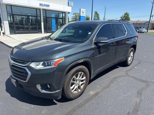Graphite Metallic 2021 Chevrolet Traverse LT Cloth