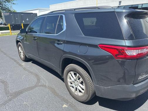 Graphite Metallic 2021 Chevrolet Traverse LT Cloth